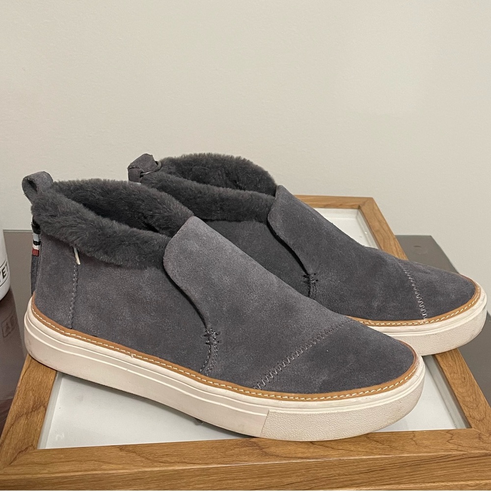 Tom’s women’s size 5 shoe with fur ankle. Worn twice. Size: women’s 5